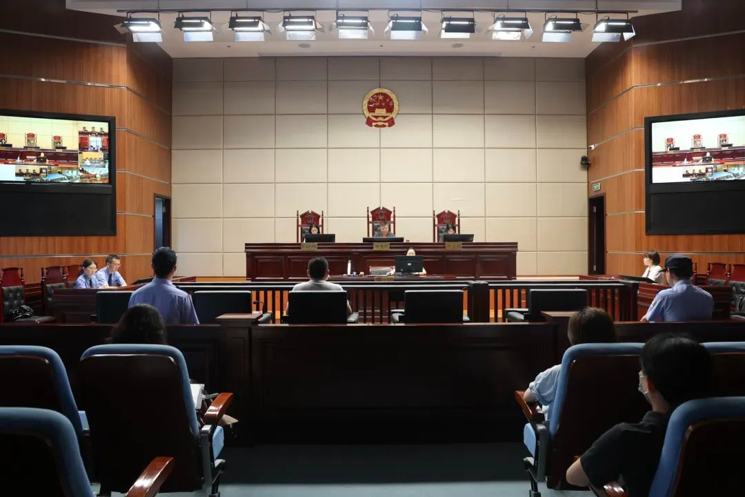 偽造環(huán)境報(bào)告批復(fù)，獲有期徒刑六個(gè)月十五日